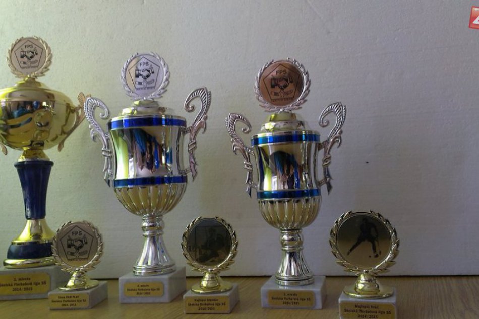 Trofeje pre víťazov ligy stredoškolského florbalu v Bystrici
