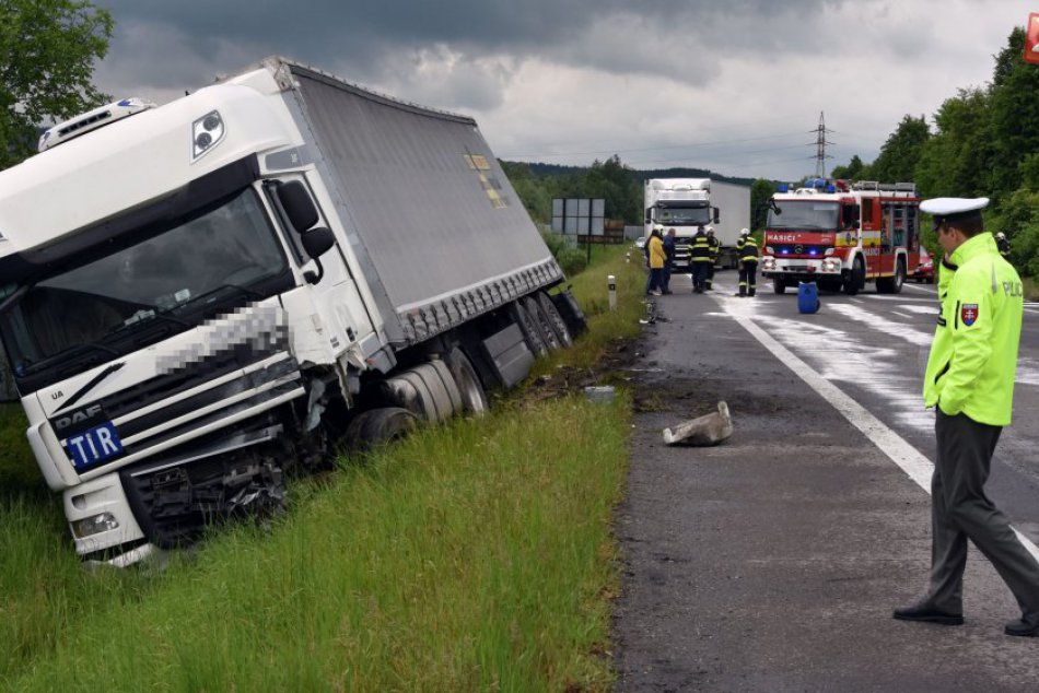 Zrážka auta s nákladiakom OBRAZOM: Nehoda dopadla tragicky