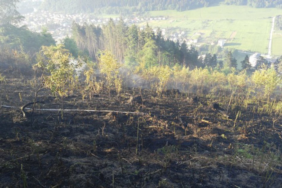 Požiar v Považskom Chlmci: Na mieste desiatky hasičov