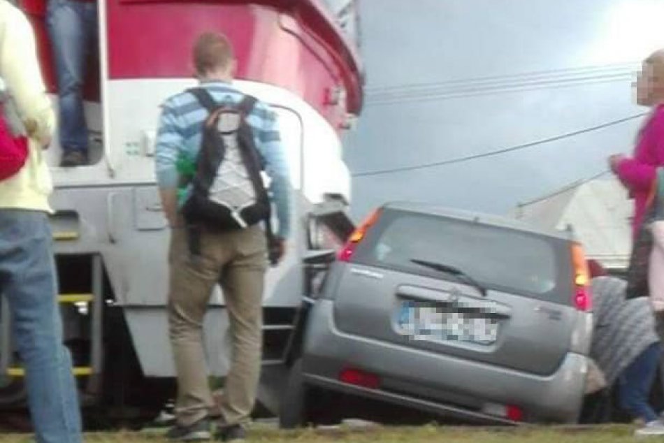 FOTO: Zrážka vlaku s autom v Hronseku