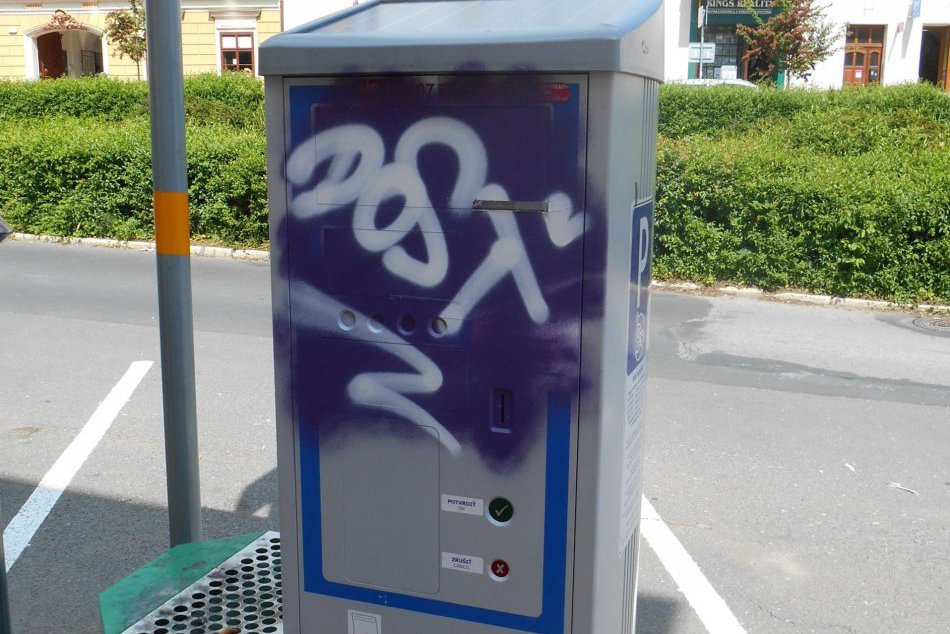 FOTO: Parkovacie automaty v Bystrici po "vymaľovani"