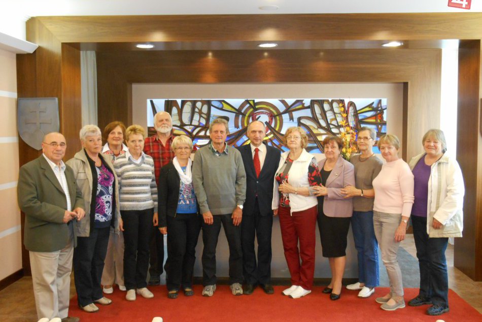 Delegácia V3 v Poprade: Seniori zakončili summit súťažou vo varení guláša