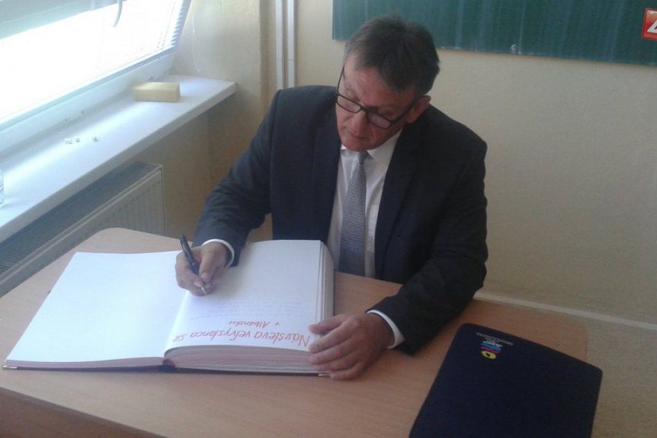 Vzácna návšteva na gymnáziu: Veľvyslanec Milan Cigánik sa naň vrátil po rokoch