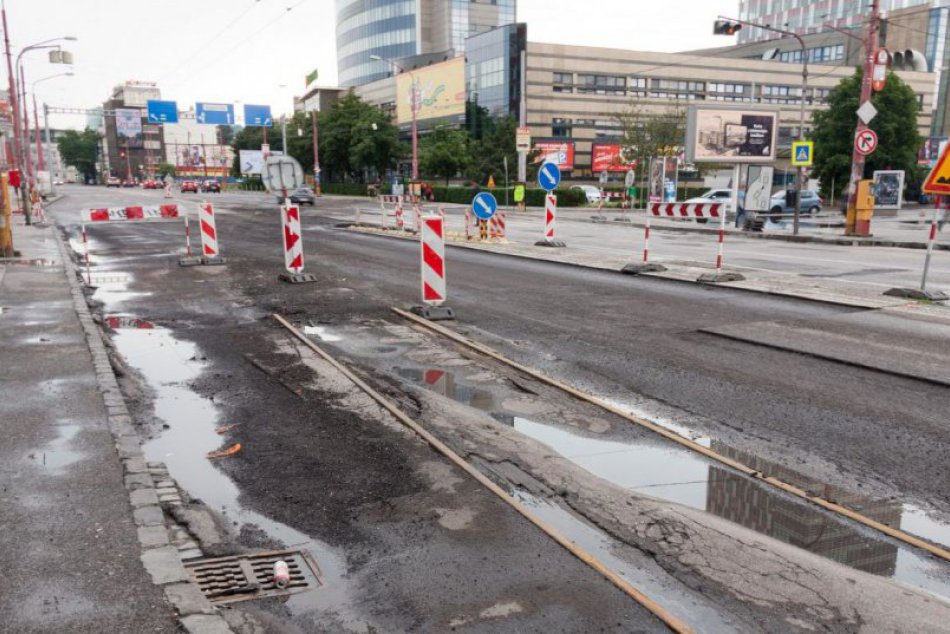 Nebezpečné koľajisko pri autobusovej stanici