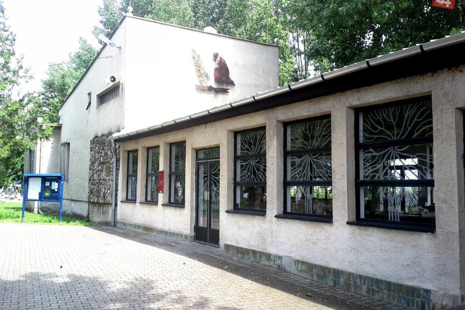 V OBRAZOCH: Najzaujímavejšie domy smútku v Hlohoveckom okrese