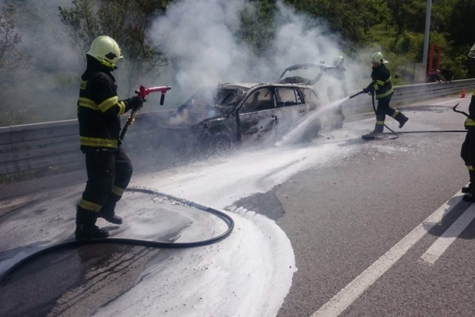 Obrazom: Auto na Soroške zhorelo do tla