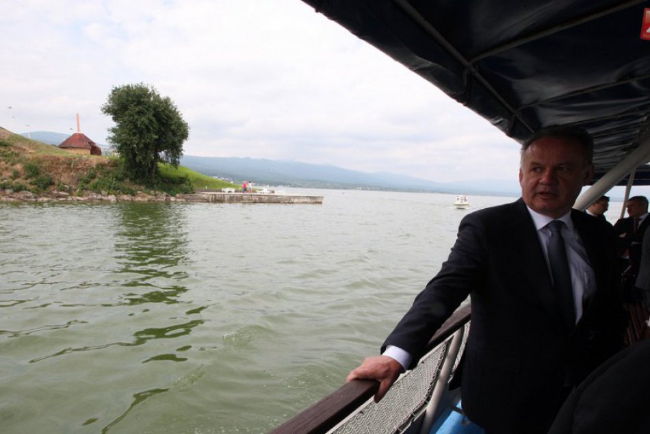Prezident sa previezol výletnou loďou na Šírave