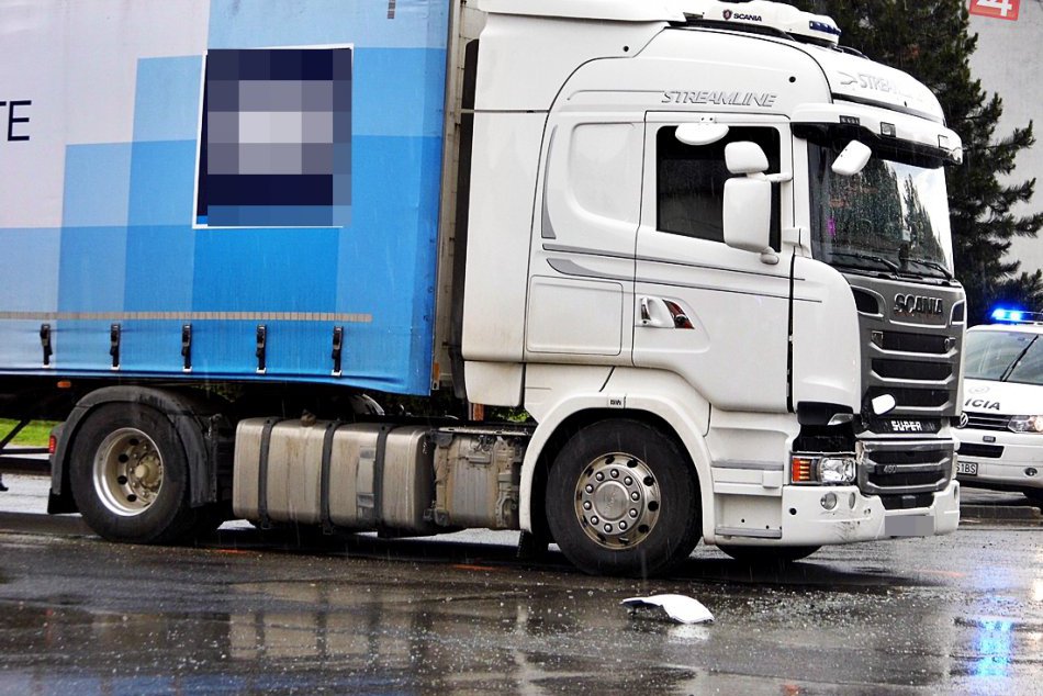 Obrazom: Zrážka auta s kamiónom v Plešivci