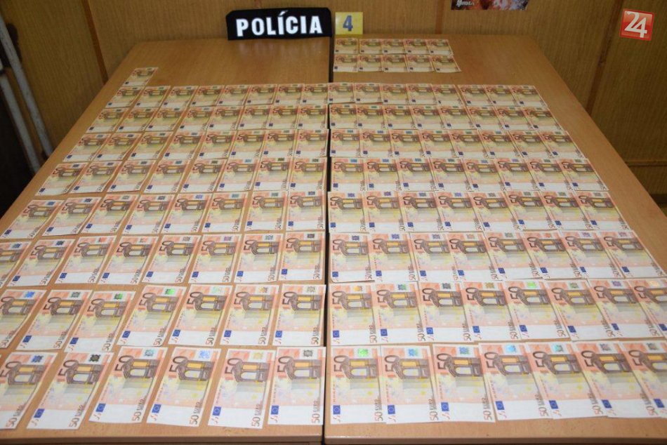 FOTO: Neďaleko Brezna zaistili desiatky falošných bankoviek