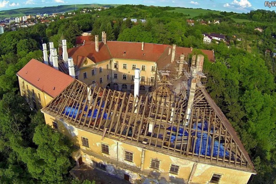 Zábery rekonštruckcie strechy zámku v Hlohovci z vtáčej perspektívy