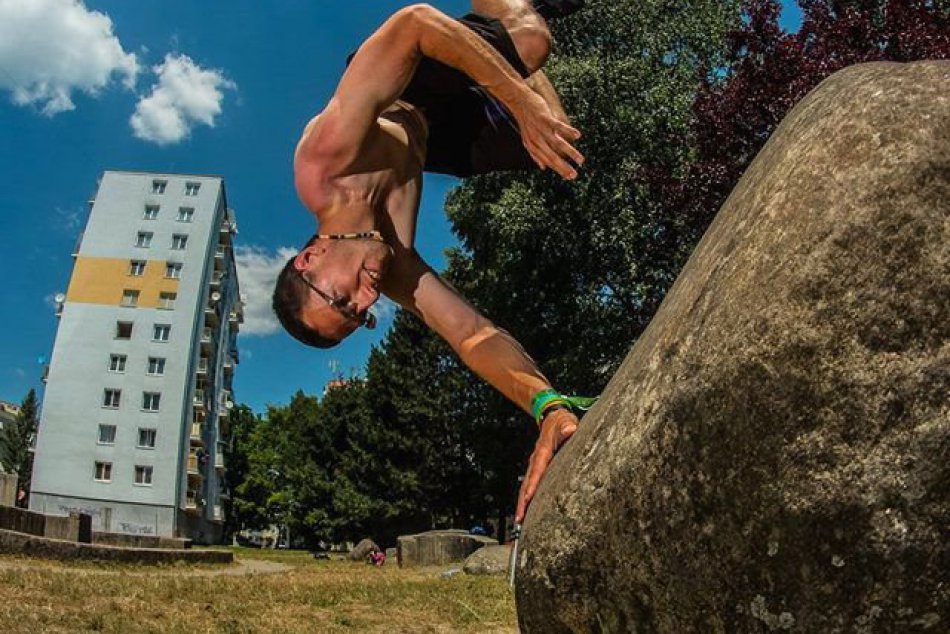 FOTO: Jakub vedie akrobatickú skupinu, prináša príbehy Bystričanov