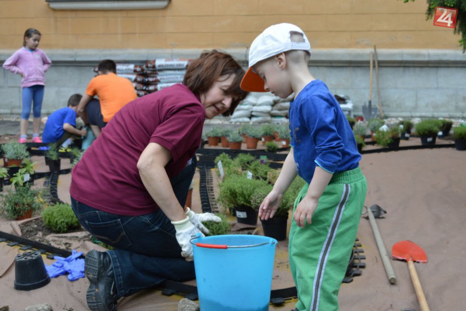 FOTO: Pri tvorbe eko záhradky pomáhali aj deti