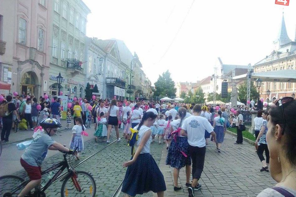 Hlavnú ulicu zaplnili tanečníci i nadšenci ľudovej hudby