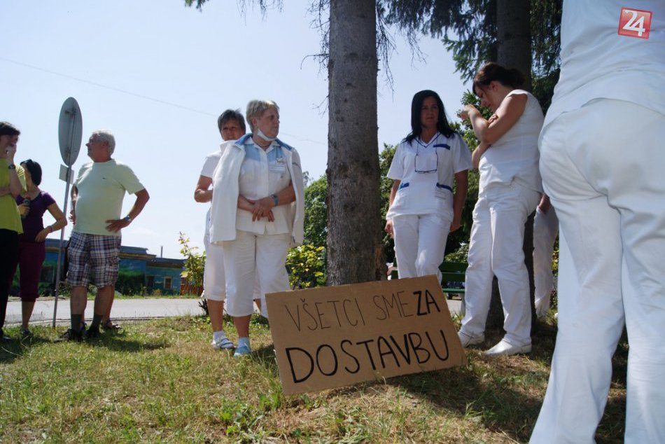 Signatári petície sa zišli priamo pred pretriasaným pavilónom