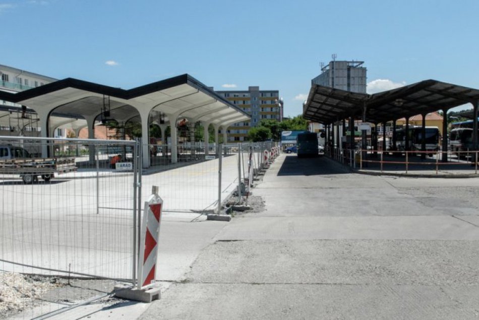 FOTO: Práce na autobusovej stanici pokračujú. Prvé prístrešky sú takmer hotové