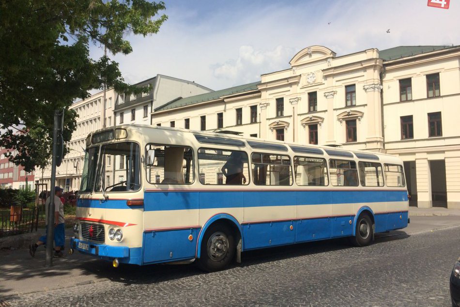 Nádherné retro autobusy priamo na námestí