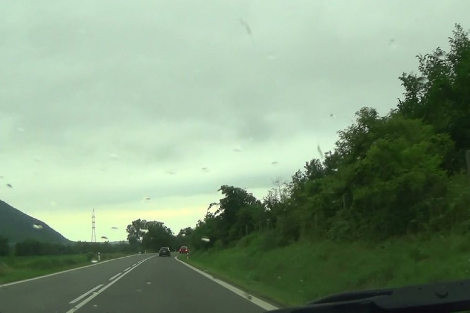 Na ceste medzi Humenným a Brekovom: Auto skončilo na streche