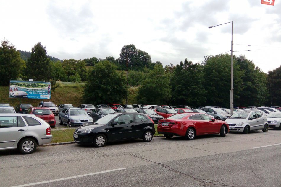 FOTO: Večný problém s parkovaním na vybraných miestach Bystrice