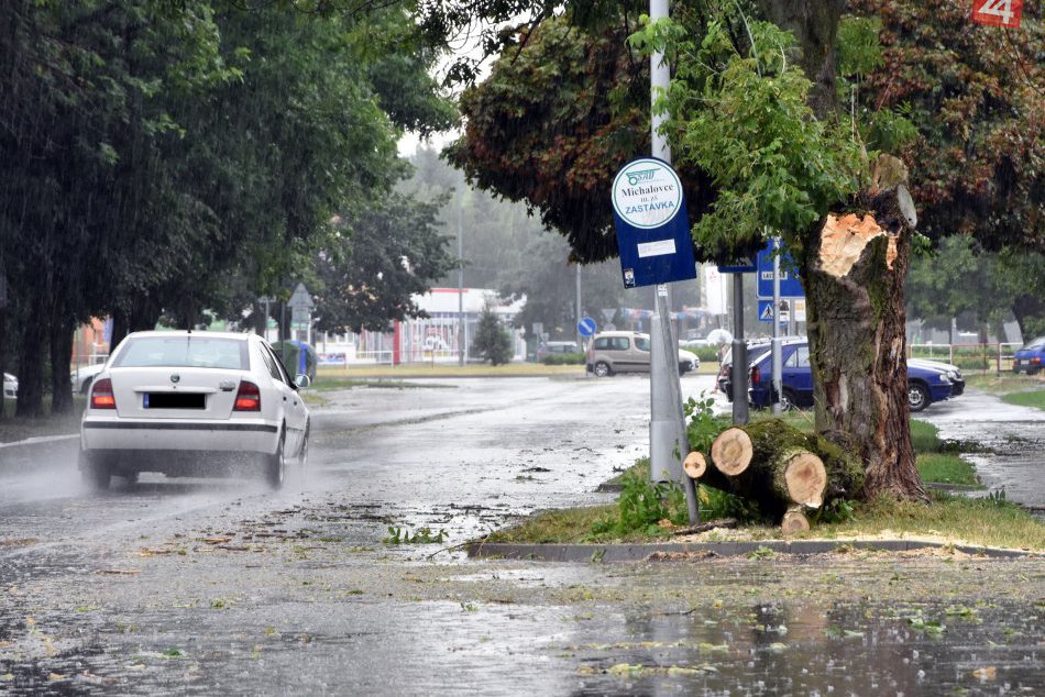 Na Michalovce udrelo divoké počasie: Následky búrky v obrazoch