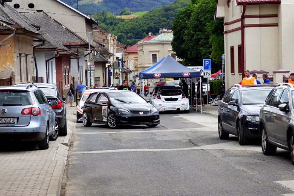 Obrazom: Dobšinské ulice kompletne zaplnili nadupané autá