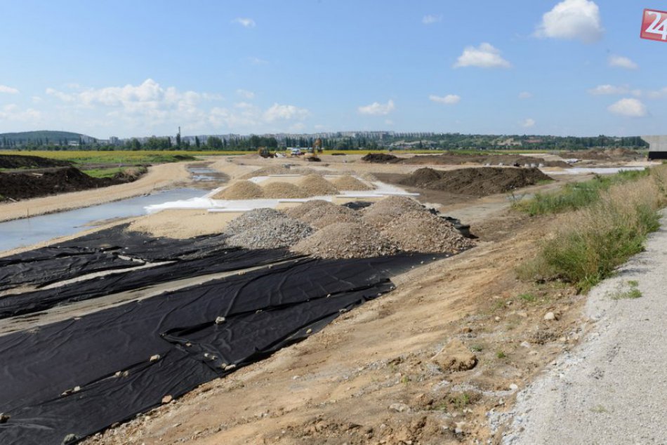AKTUÁLNE FOTO: Začala výstavba diaľničného privádzača k priemyselnému parku v Ni