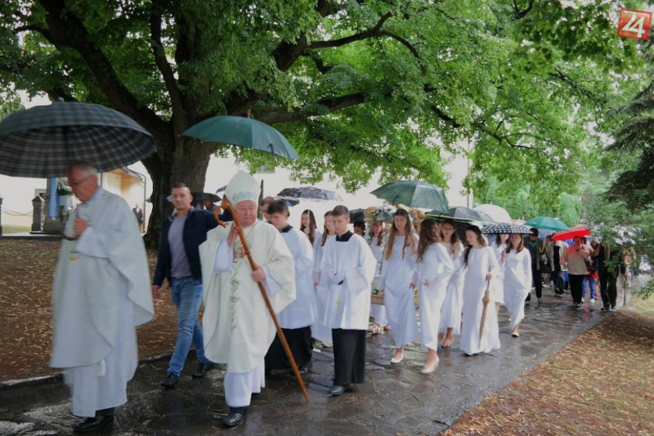 Neodradil ich ani dážď: Veriaci absolvovali v Topoľčiankach Škapuliarsku púť