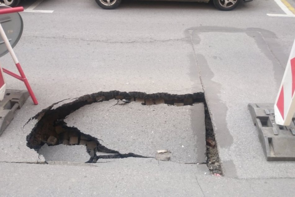 OBRAZOM: Na ulici v Prešove sa prepadla časť vozovky