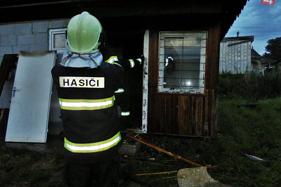 Obrazom: Hasiči zasahovali pri požiari šatní v Čoltove