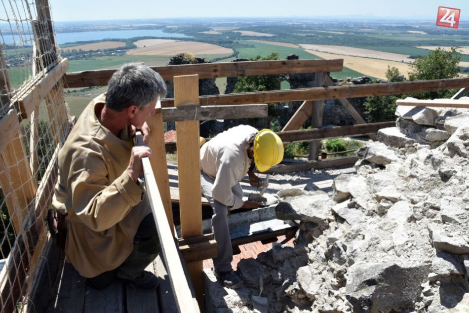 OBRAZOM: Záchranné práce i archeologický výskum na Vinianskom hrade