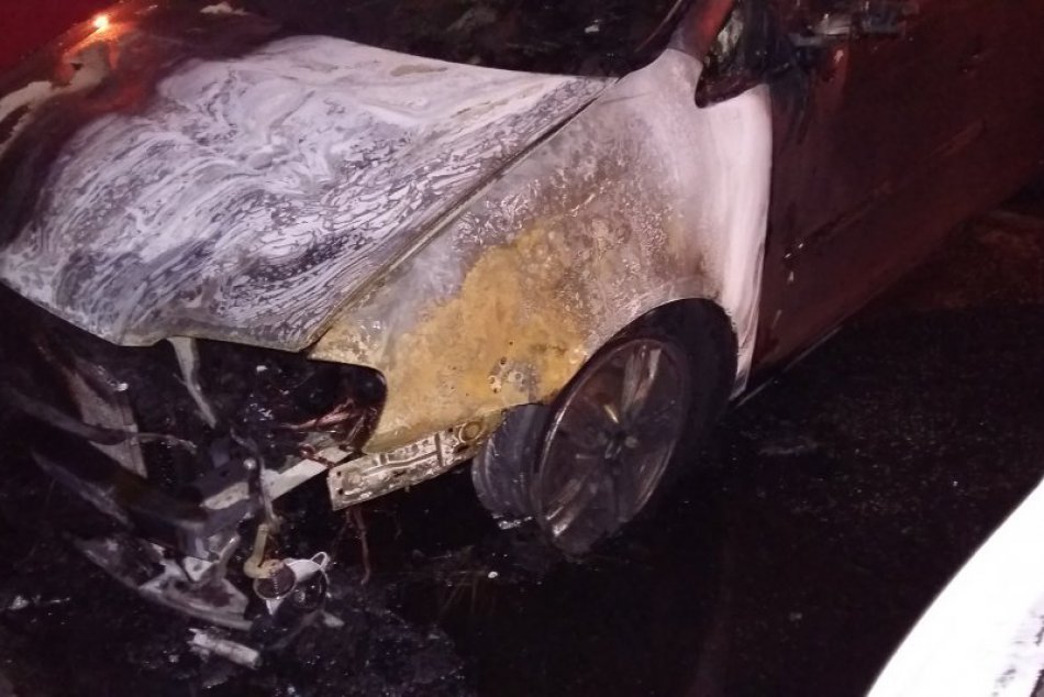 Požiar áut v Trnave: Fotky priamo z miesta