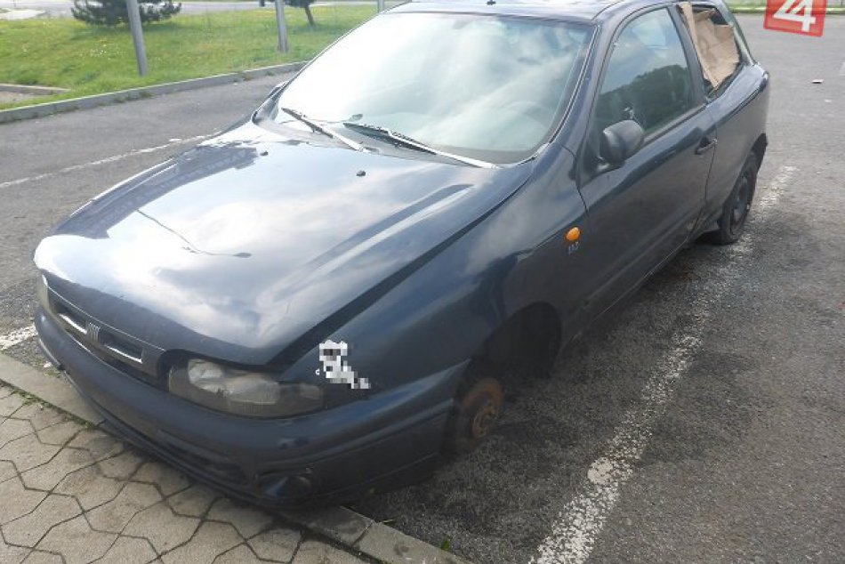 FOTO: Mestská polícia odstraňuje staré vraky vozidiel