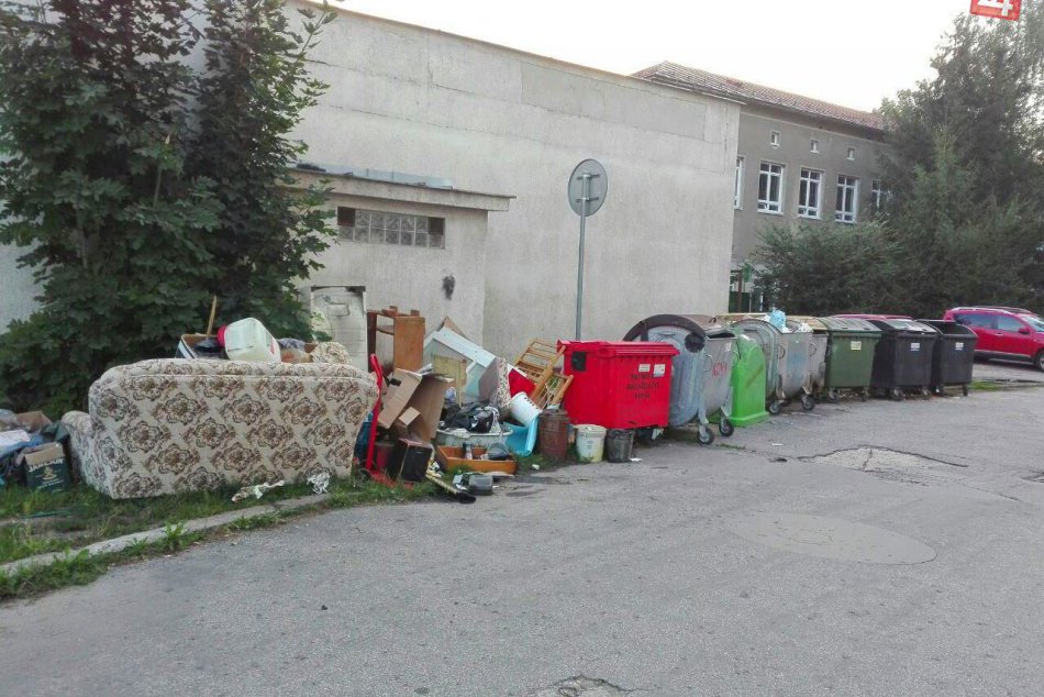 V OBRAZOCH: Hŕba odpadu neďaleko centra rozhorčila Bystričanov