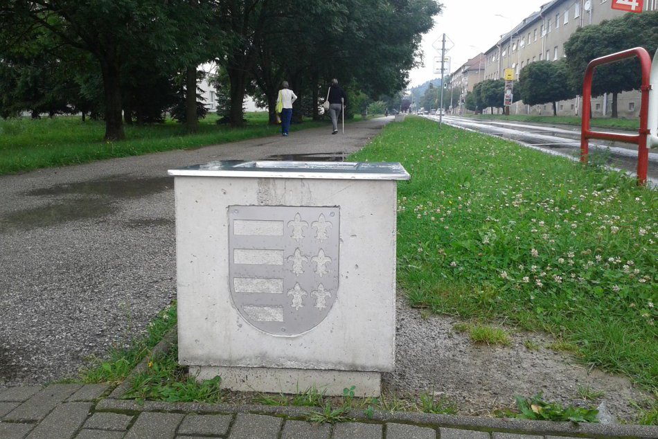 V OBRAZOCH: V Brezne pribudli lavičky s identitou mesta