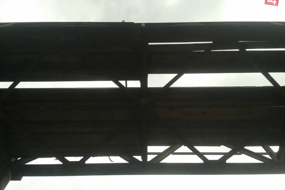 FOTO: Mostárenská lavica v havarijnom stave. Čaká sa na rekonštrukciu