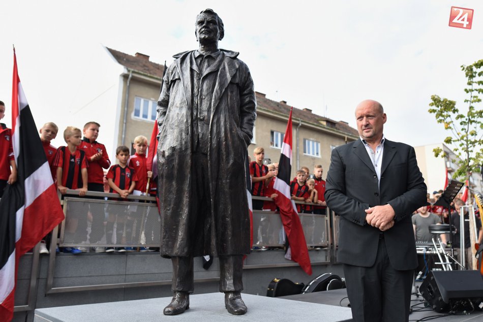 OBRAZOM: V Trnave sa už môžeme pýšiť sochou Antona Malatinského