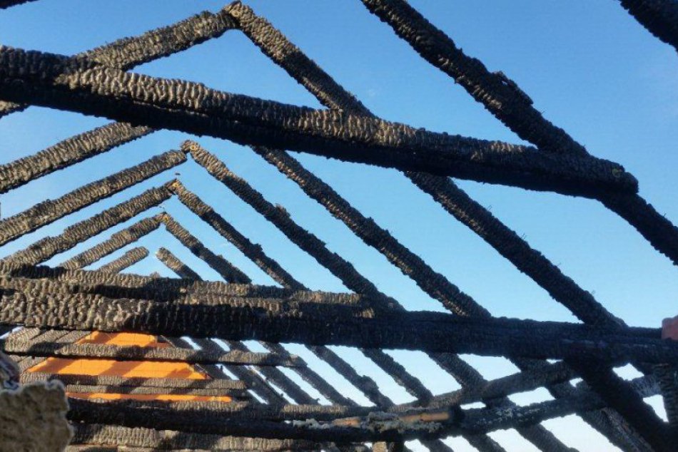 FOTO: Blesk zasiahol stavbu neďaleko Nitry: Strecha zhorela do tla!