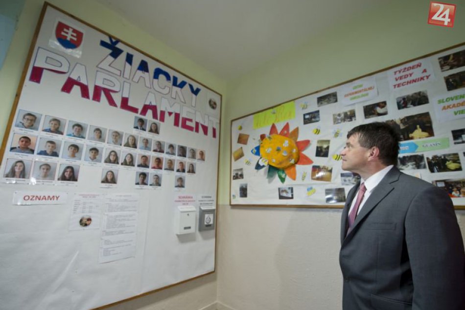 Minister školstva Peter Plavčan v škole v Ivanke pri Dunaji