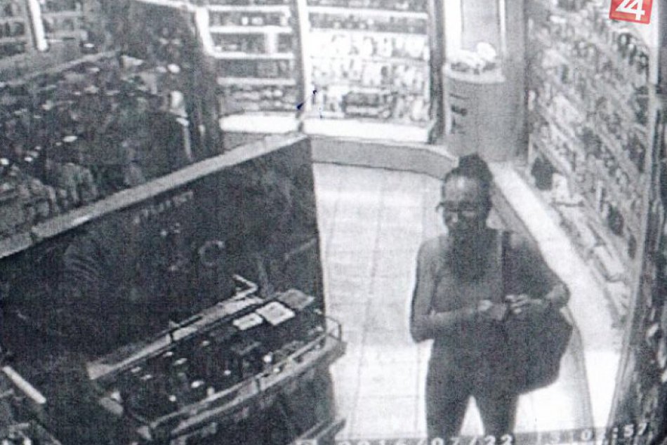 Polícia žiada o pomoc: Zábery z kamery v obchode