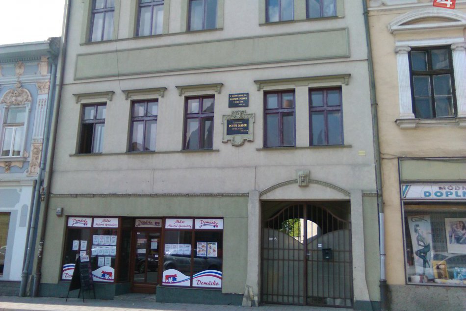 V budova na Vajanského v Lučenci žil aj Petőfi