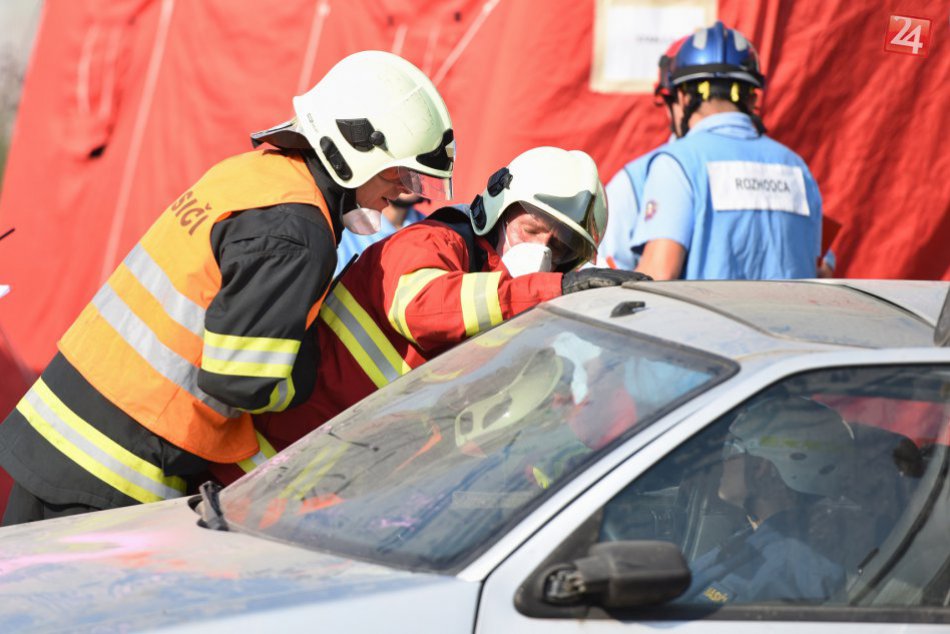 OBRAZOM:  Zápolenie hasičov v Trnave na fotkách