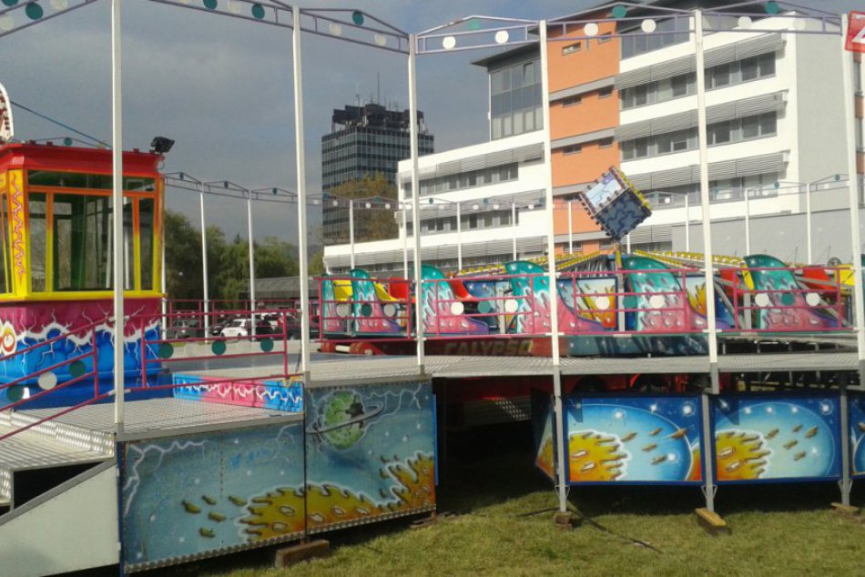 Považskobystrický jarmok sa blíži: Príprava kolotočov