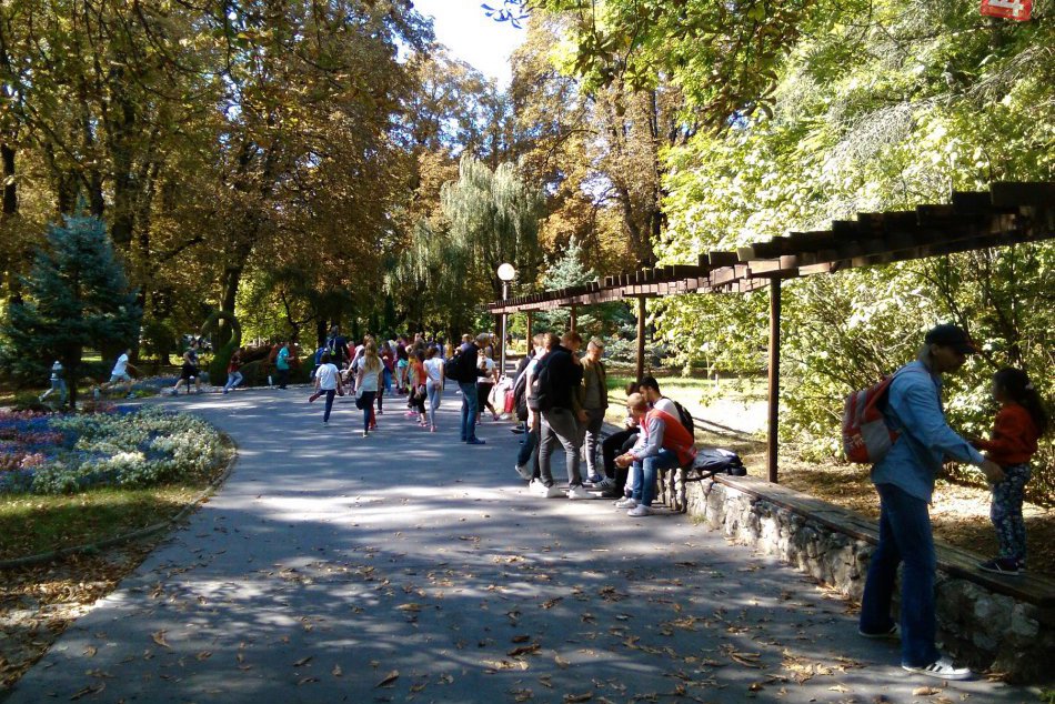 Pokochajte sa pohľadom na Mestský park, do ktorého sa pomaly vkráda jeseň
