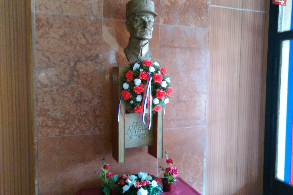 Busta M. R. Štefánika v budove bývalého Okresného úradu Lučenec