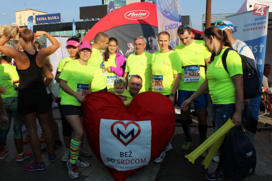 66 bežcov malo pri svojich štartovných číslach aj malé srdiečko