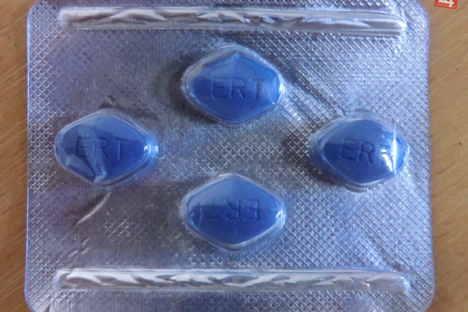 V OBRAZOCH: V zásielke objavili bystrickí colníci falošnú viagru aj kondómy