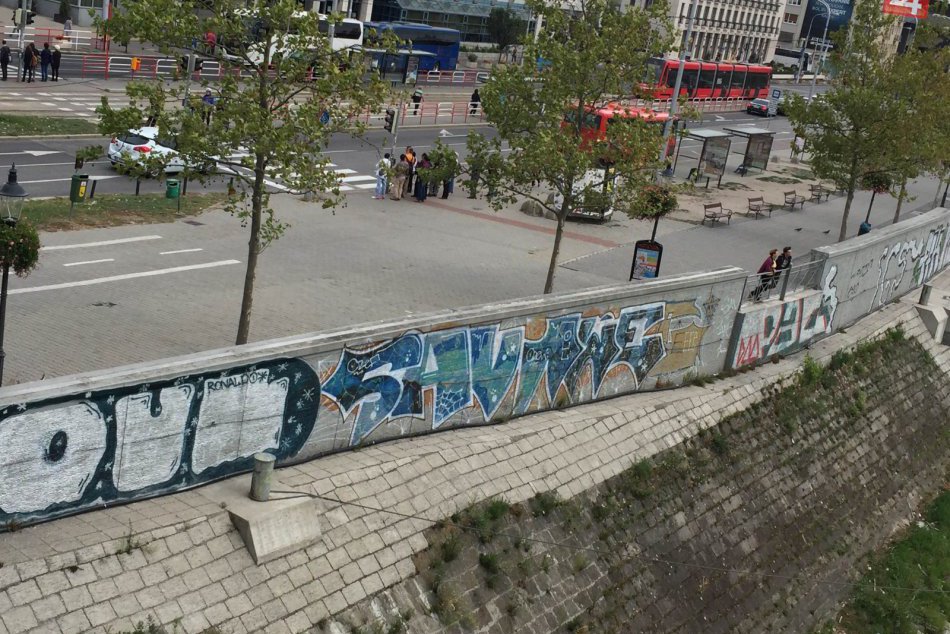Odstránenie grafitov na nábreží Dunaja