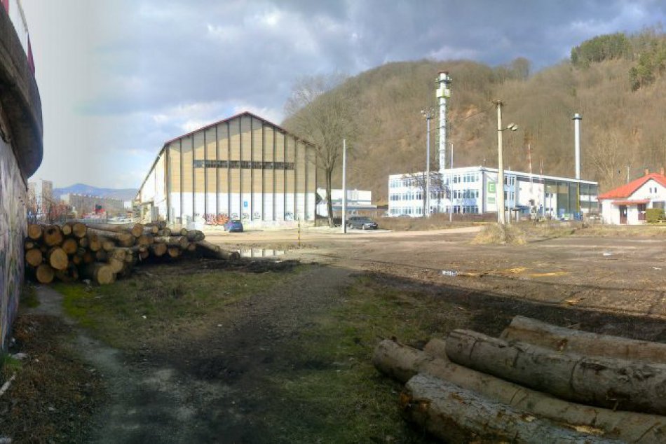 V OBRAZOCH: Problém s vodou a blatom pri stanici v Radvani