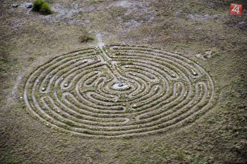 Labyrint v Devínskej Novej Vsi