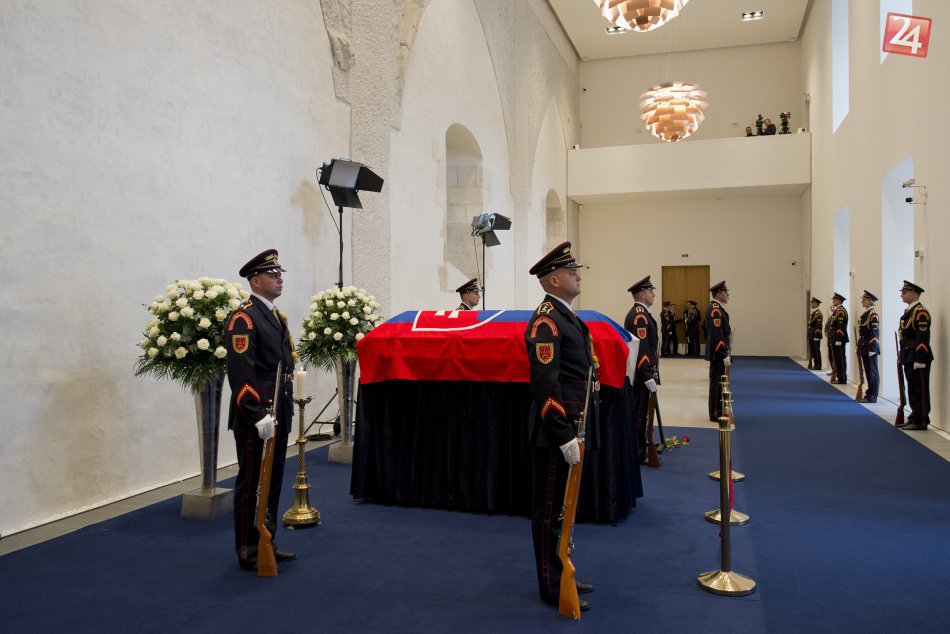 Rozlúčka verejnosti s prezidentom Michalom Kováčom na Bratislavskom hrade