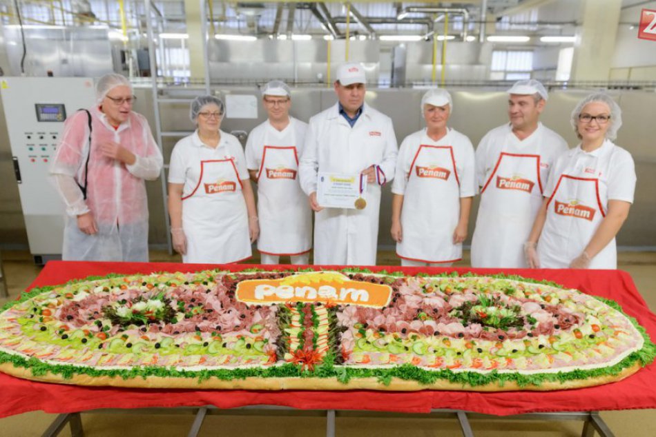 Nitrianskym pekárom sa podaril parádny rerkord: Pripravili obrí obložený chlebík